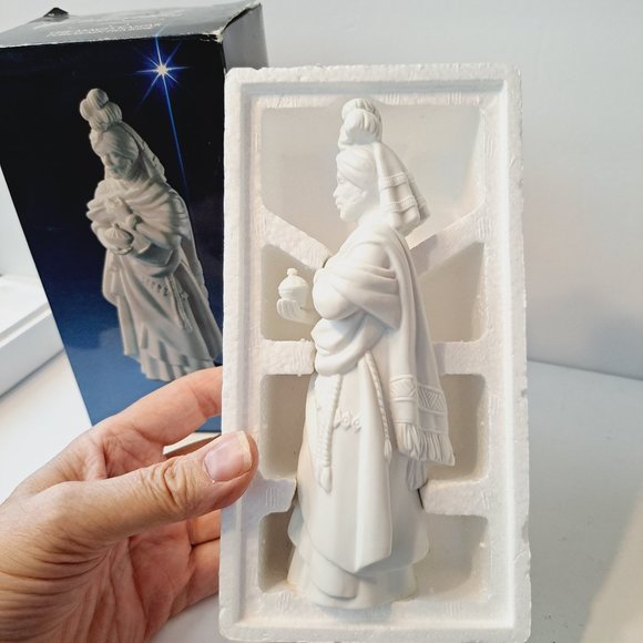 Avon Nativity Collectibles The Magi Kaspar 1982 Porcelain Figurine - Picture 6 of 15